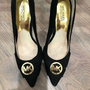 Michael kora black pump with logo medallion